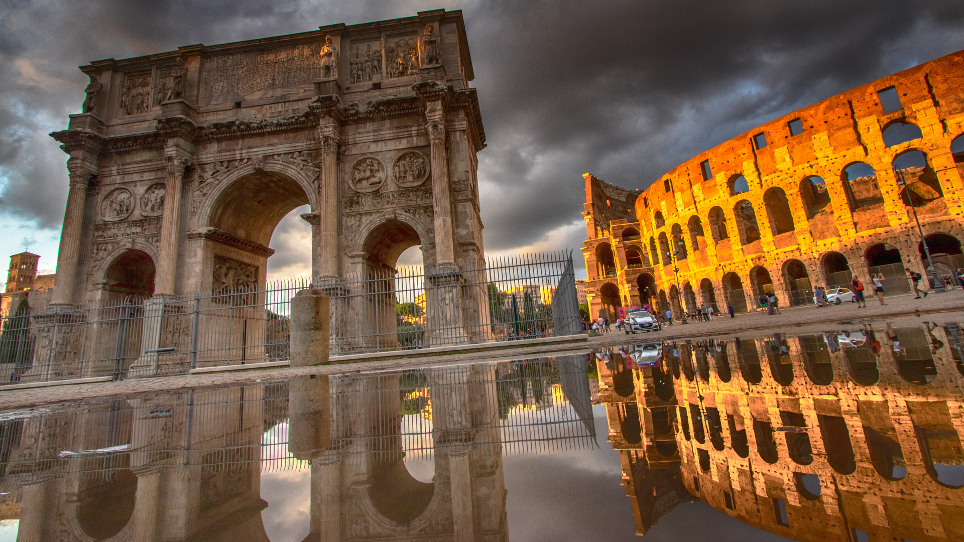 Italien - Rom - Spiegelung im Abendlicht am Kolosseum Italien - Rom - Spiegelung im Abendlicht am Kolosseum